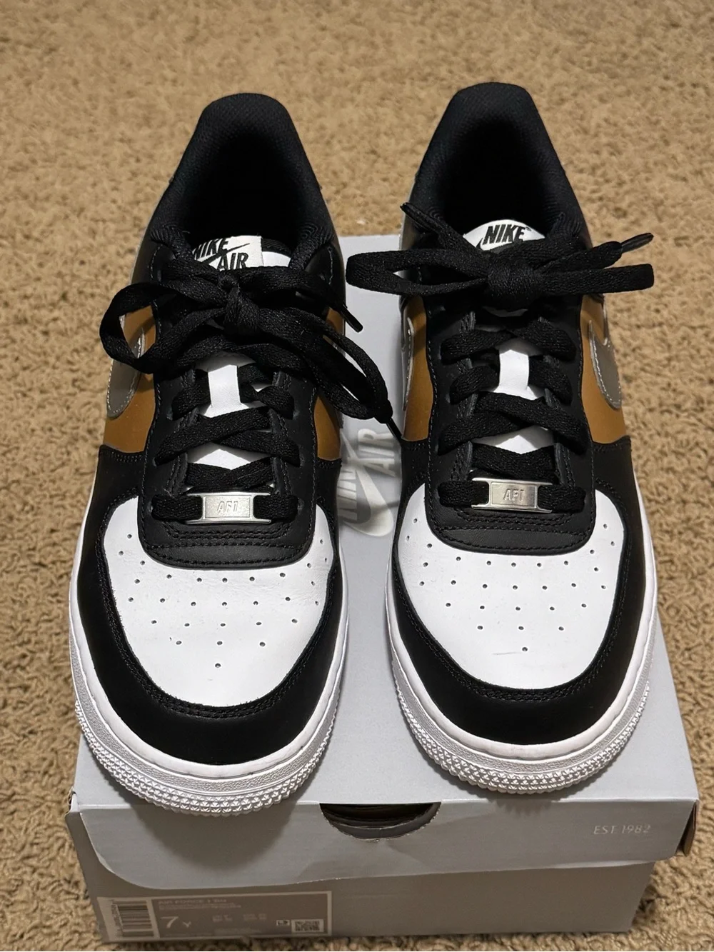 Nike Low-Top Sneakers — Black/White/Gold/Silver